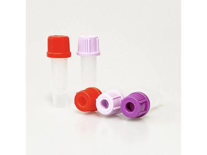 Pusta probówka do pobierania próbek wirusowych z podłożem