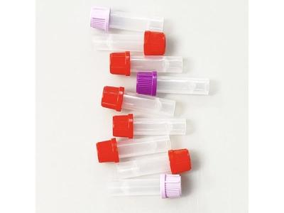 Pusta probówka do pobierania próbek wirusowych z podłożem